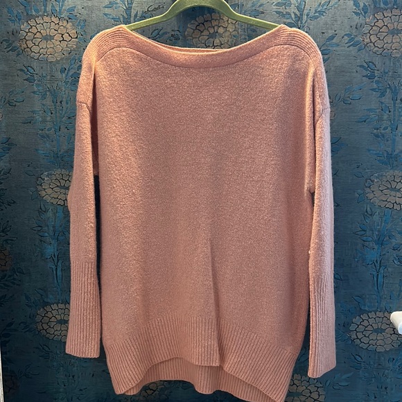 Has a little bit of pilling, otherwise in good shape. - Picture 1 of 2